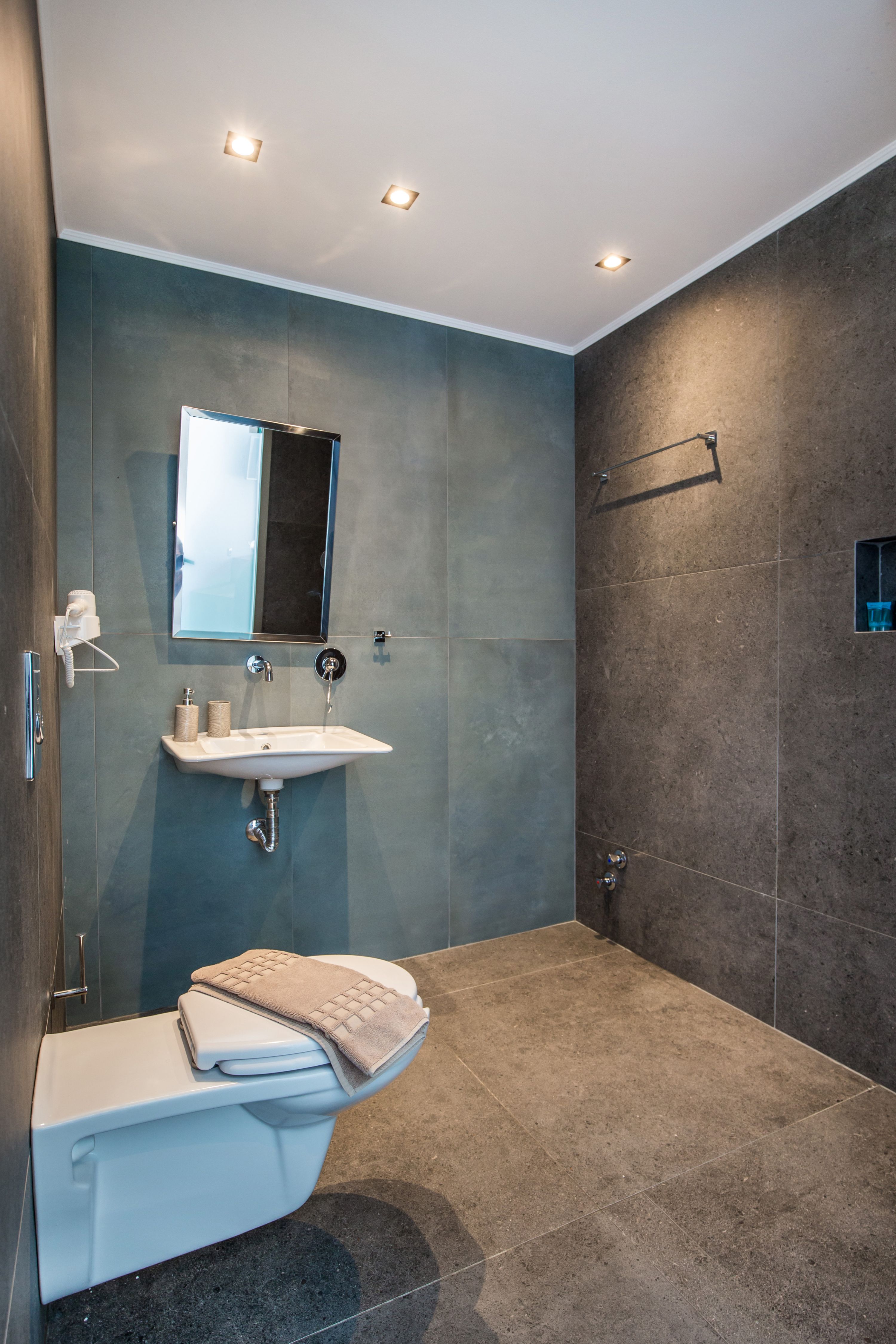 Epicentrum Suites & Villa Oasis  fresh kupatilo za osobe sa specijalnim potrebama